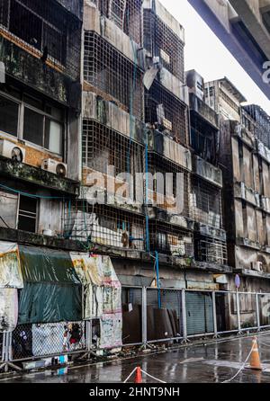 Unansehnlich heruntergekommenes, armes, dreckiges Altviertel in Bangkok, Thailand. Stockfoto