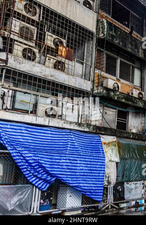 Unansehnlich heruntergekommenes, armes, dreckiges Altviertel in Bangkok, Thailand. Stockfoto