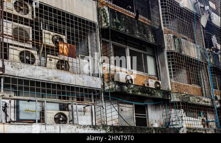 Unansehnlich heruntergekommenes, armes, dreckiges Altviertel in Bangkok, Thailand. Stockfoto