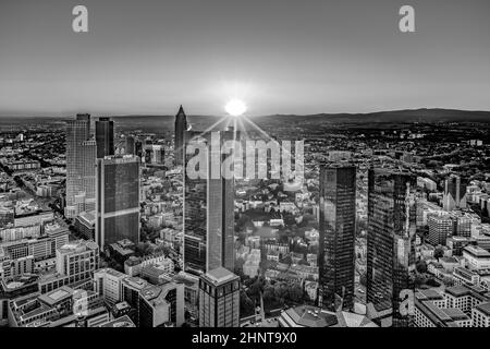 Luftaufnahme von Frankfurt am Main bei Sonnenuntergang Stockfoto