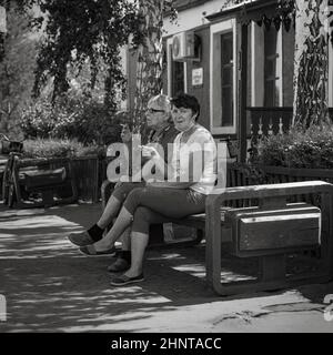 18th. Juli 2020, Russland, Altay, zwei Frauen rauchen und kommunizieren Stockfoto