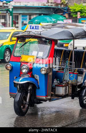 Typisch buntes Tuk Tuk in Bangkok Thailand. Stockfoto