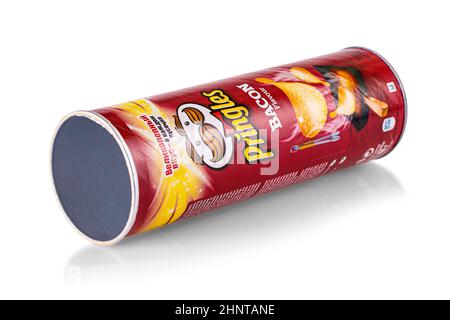 Packung Pringles die Original Kartoffelchips mit Speck auf einem isolierten Hintergrund. Stockfoto