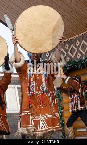 Volksensemble-Auftritt in der Kleidung der Ureinwohner Kamtschatkas. Stockfoto