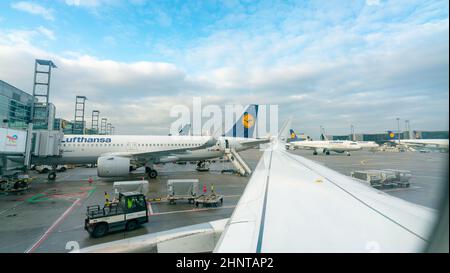 FRANKFURT, 7. DEZEMBER 2021 : Flugzeuge der Lufthansa Airlines, die am Frankfurter Flughafen anlegen. Der Hauptdrehkreuz der Lufthansa am Flughafen Frankfurt. Größte Fluggesellschaft Deutschlands. Nationale Fluggesellschaft Deutschlands. Stockfoto