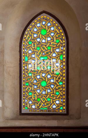 Mamluk Ära perforiertes Stuckfenster mit buntem Fleckglas mit geometrischen und floralen Mustern, Qalawun Komplex Stockfoto