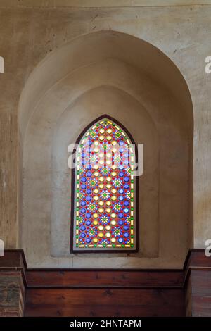 Mamluk Ära perforiertes Stuckfenster mit buntem Fleckglas mit geometrischen und floralen Mustern, Qalawun Komplex Stockfoto