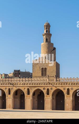 Vertikale Aufnahme eines spiralförmigen Minaretts der Ibn Tulun Moschee in Kairo, Ägypten Stockfoto