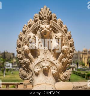 Hindu-Statue von Schlangen, Terrasse des historischen Palastes von Baron Empain, Kairo, Ägypten Stockfoto