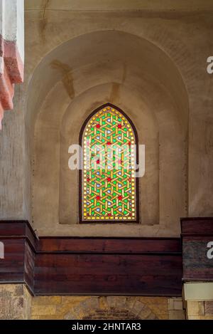 Mamluk Ära perforiertes Stuckfenster mit buntem Fleckglas mit geometrischen und floralen Mustern, Qalawun Komplex Stockfoto