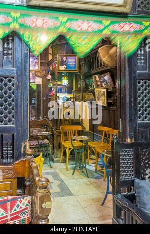 Das Innere des alten Cafés El Fishawi, auf dem Basar Mamluk Khan al-Khalili, Kairo, Ägypten