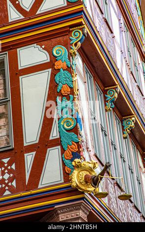 Detail der goldenen Skala, dem teuersten Haus der rekonstruierten neuen Frankfurter Altstadt unter blauem Himmel Stockfoto