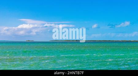 Panorama Landschaft Blick Holbox Insel Natur Sandbank türkisfarbenes Wasser Mexiko. Stockfoto