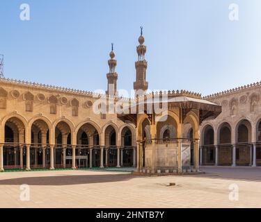 Waschung Brunnen Vermittlung Innenhof der Moschee von Sultan al Muayyad, gewölbte Korridore und Minarette, Kairo, Ägypten Stockfoto