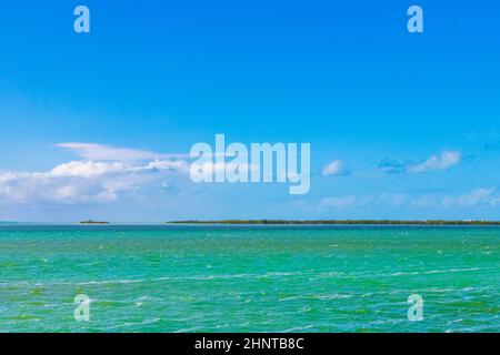 Panorama Landschaft Blick Holbox Insel Natur Sandbank türkisfarbenes Wasser Mexiko. Stockfoto