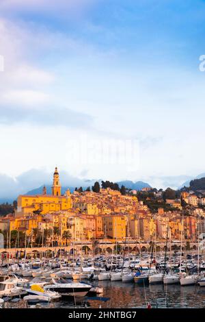 Menton an der französischen Riviera, genannt Coast Azur, liegt bei Sonnenaufgang im Süden Frankreichs Stockfoto