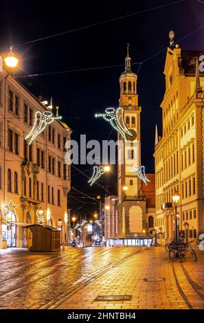 Die Straße in Augsbug ist mit Weihnachtslichtern dekoriert Stockfoto