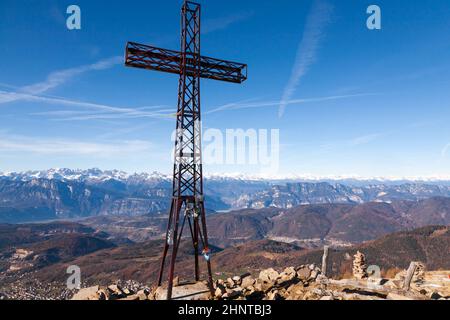 Landschaft vom Gipfel des Costalta-Berges. Panorama der italienischen Alpen Stockfoto