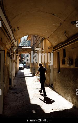 Die historischen versteckten Straßen von Brasov in Rumänien Stockfoto