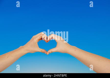 Hände von Mann und Frau bildeten sich als Herz als Liebessymbol Stockfoto