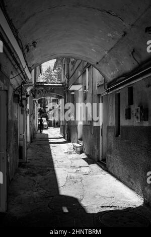 Die historischen versteckten Straßen von Brasov in Rumänien Stockfoto