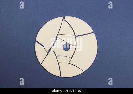 Disc auf farbigem Hintergrund gerissen Stockfoto