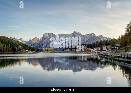 Sonnenuntergang über dem Misurina See mit Spiegelung des Himmels in ruhigem Wasser. Blick auf die majestätische Dolomitenalp, Nationalpark Tre Cime di Lavaredo, Dolomit Stockfoto