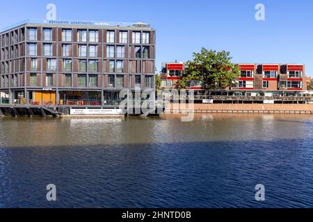 Moderne Apartmenthäuser am Ufer der Odra auf der Insel Kepa Mieszczanska, Breslau, Polen Stockfoto