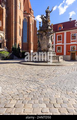 Johannes von Nepomuk Denkmal vor der Stiftskirche des Heiligen Kreuzes und St. Bartholomäus, Breslau, Polen. Stockfoto