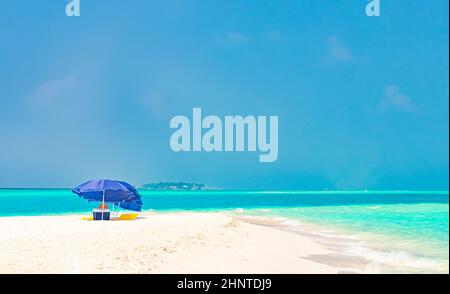 Farbverlauf auf den Sandbankinseln Madivaru und Finolhu im Rasdhoo Atoll Malediven. Stockfoto