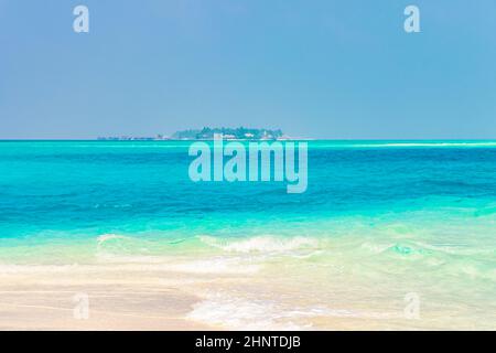 Farbverlauf auf den Sandbankinseln Madivaru und Finolhu im Rasdhoo Atoll Malediven. Stockfoto