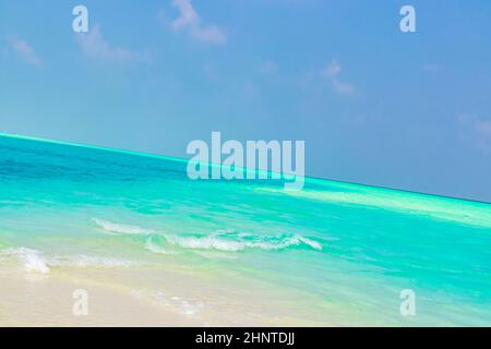 Farbverlauf auf den Sandbankinseln Madivaru und Finolhu im Rasdhoo Atoll Malediven. Stockfoto