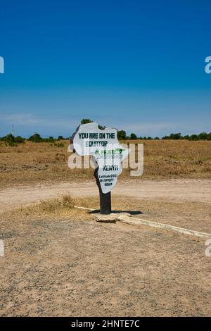 OL Pejeta Conservancy, Nanyuki, Laikipia County, Kenia - 25. Juli 2021: Eine Markierung zeigt den Äquator an. Stockfoto