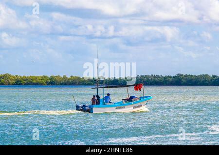 Panorama-Landschaft Blick Holbox Insel mit Boot und Natur Mexiko. Stockfoto