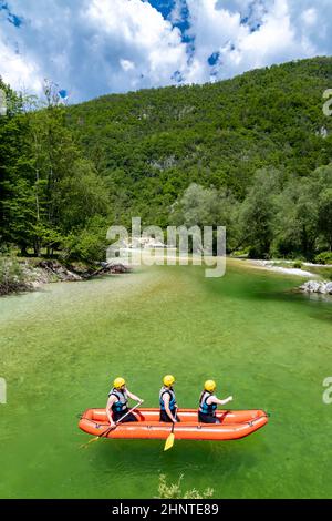 Rafting, Sava Bohinjka im Triglav Nationalpark, Slowenien Stockfoto