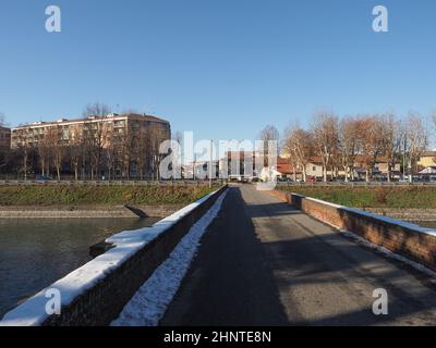 Gebäude bei der Eröffnung des Canale Cavour Kanals in Chivasso Stockfoto