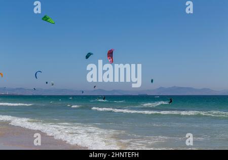 Kitesurfen in Tarifa Stockfoto