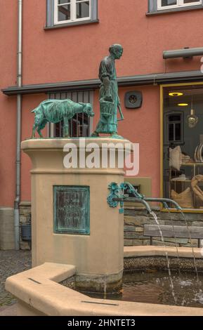 Brunnen mit Skulptur in der historischen Altstadt, Kronberg im Taunus, Deutschland Stockfoto