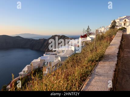 Weiß getünchte Häuser mit Terrassen und Pools und einem schönen Blick in Imerovigli auf der Insel Santorini Stockfoto