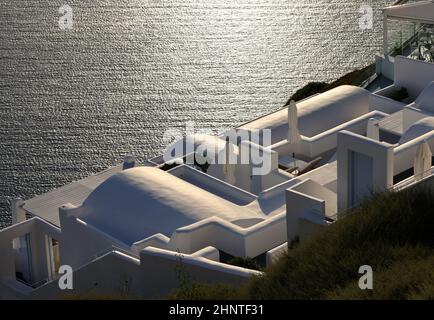 Weiß getünchte Häuser mit Terrassen und Pools und einem schönen Blick in Imerovigli auf der Insel Santorini Stockfoto