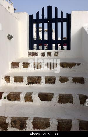 Geschlossenes blaues Wicket und schmale Steintreppen auf der Insel Santorini. Stockfoto