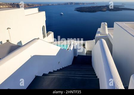 Schmale Steintreppen, ein traditionelles Stück Architektur auf der Insel Santorini. Stockfoto