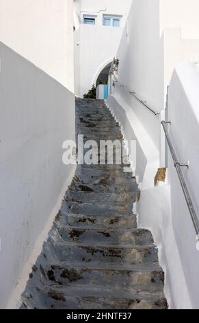 Schmale Steintreppen, ein traditionelles Stück Architektur auf der Insel Santorini. Griechenland Stockfoto