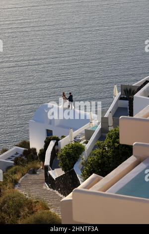 Die Braut und der Bräutigam während einer romantischen Fotosession in Imergovigli auf Santorini Stockfoto