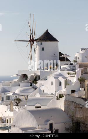 Weiß getünchte Häuser und Windmühlen in Oia auf Santorini, Kykladen, Griechenland Stockfoto