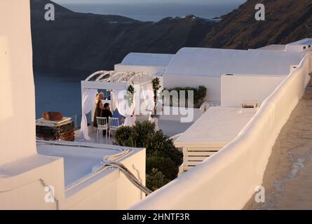 Weiß getünchte Häuser mit Terrassen und Pools und einer schönen Aussicht in Imerovigli auf Santorini Stockfoto