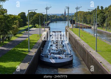 Frachtschiff in der Schleuse Frankfurt-Griesheim, Hessen, Deutschland Stockfoto