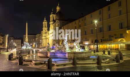 Piazza Navona (Navona-Platz), in Rom, Italien, mit dem berühmten Bernini-Brunnen bei Nacht. Stockfoto