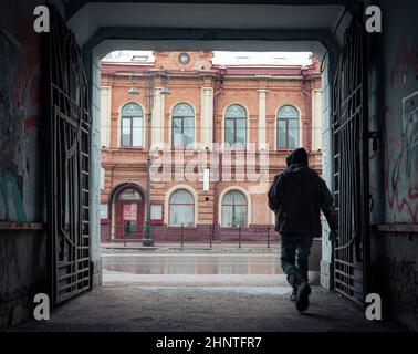 26th. Oktober 2020, Russland, Tomsk, Mann gehen von Bogen zu Straße hinaus Stockfoto