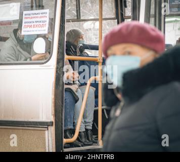 26th. Oktober 2020, Russland, Tomsk, Passagiere im Stadtverkehr in medizinischen Masken Stockfoto